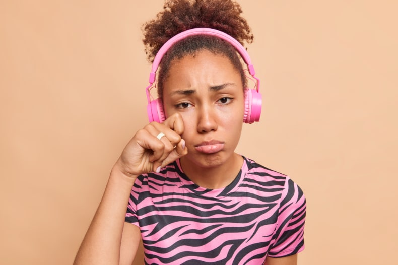 涙を拭く仕草をする女性