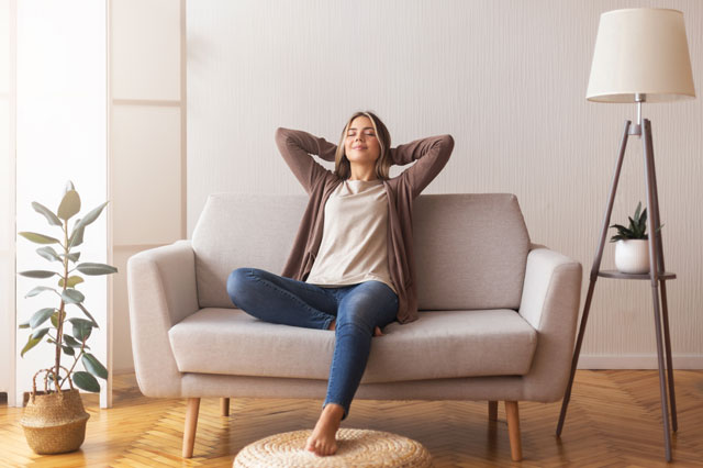 部屋でくつろぐ女性